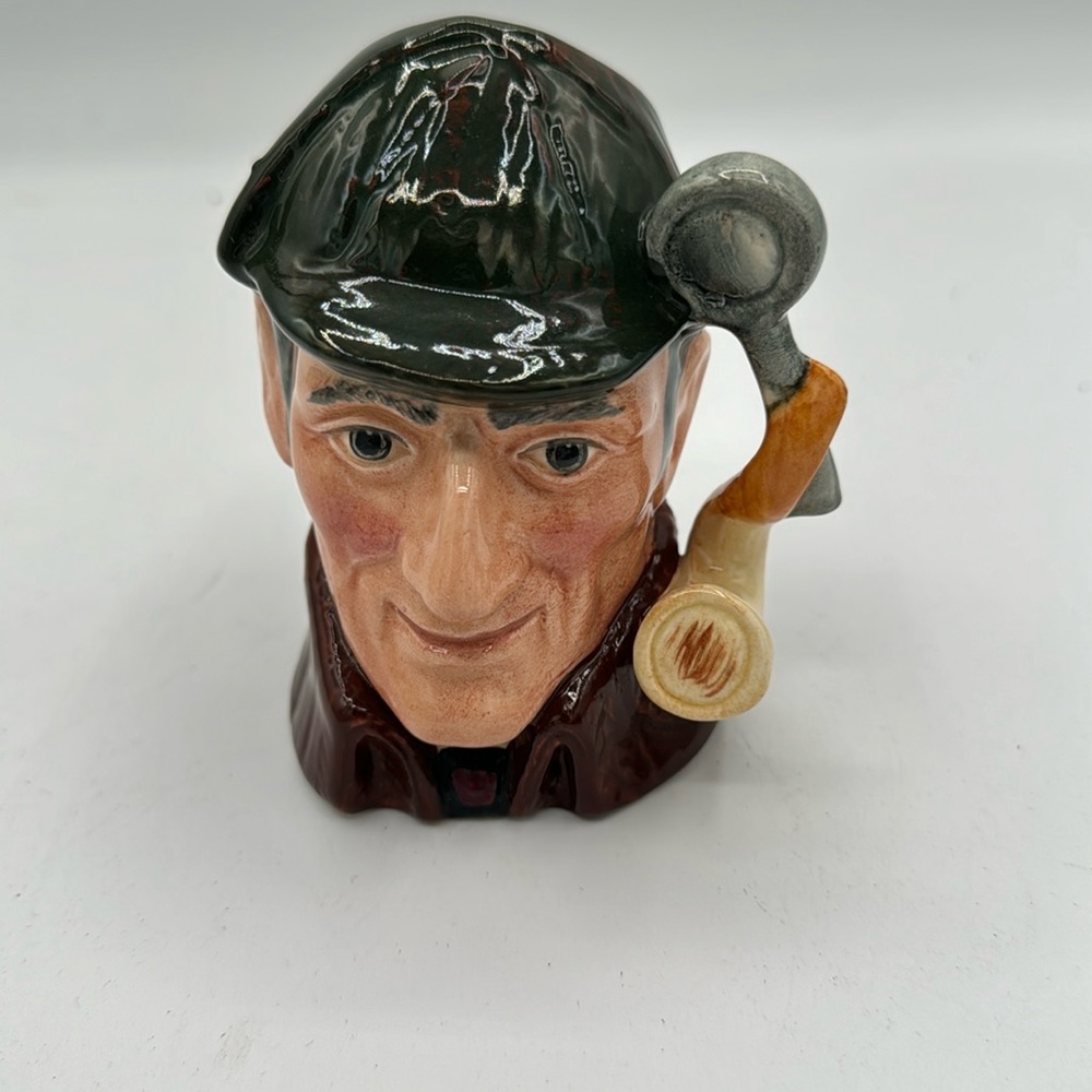 Royal Doulton The Sleuth D6635
Introduced:1973-1996
Dimensions:H. 3.25"
